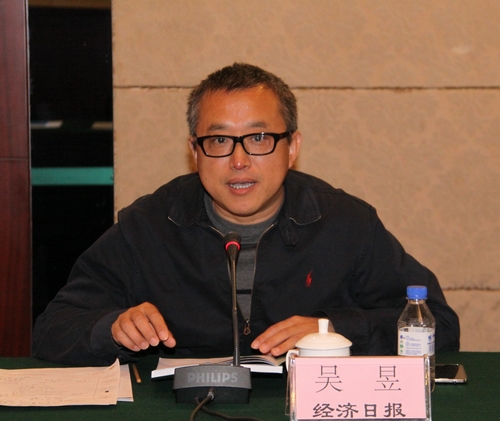 3.研讨会特邀专家€€€€中央电视台地方部制片人张宇€€做现场点评.jpg