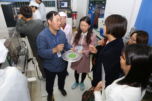 8.调研团走访苏州东辉光学有限公司.jpg