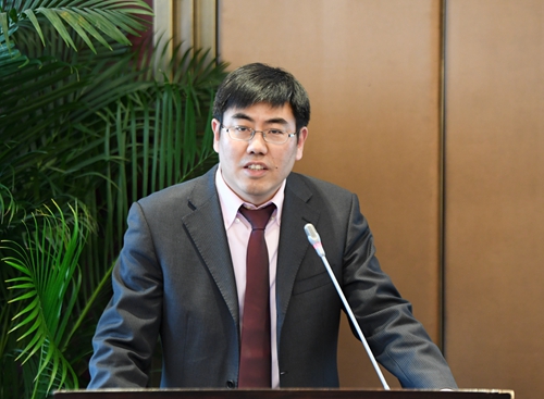 5cc1d9512f27c.jpg 9.东方金诚国际信用评估有限公司首席金融分析师、金融业务部总经理徐承远演讲并主持下半场研讨会.jpg
