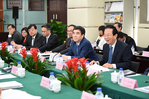 1.潘光伟专职副会长主持座谈_副本.jpg