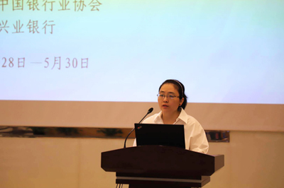 5cf761dee0e20.jpg 中国银行业协会热线服务部主任任旭华主持研修班.jpg