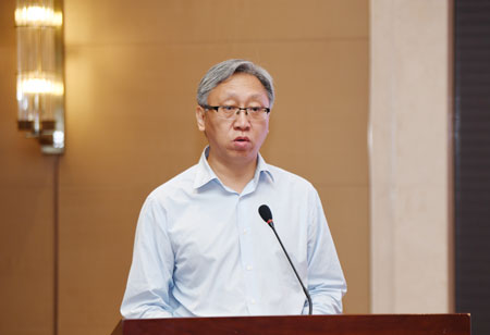 5cf8f4fb6e81d.jpg 3.中国银行业协会第一副秘书长杨险峰主持会议.jpg