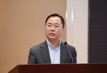 5cf8f506df820.jpg 4.中国银行保险监督管理委员会财会部副主任徐春武主持主旨发言环节.jpg