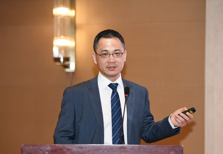 5cf8f585a6806.jpg 13.东盟与中日韩宏观经济研究办公室高级经济学家李文龙博士分析中国经济形势与中美贸易走势.jpg