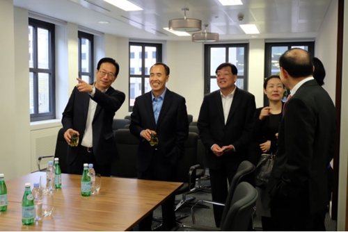 王兆星副主席、田国立会长到中国银行业协会英国代表处调研并指导工作498.jpg