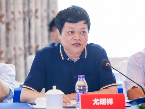 5d1afb713eb44.jpg 2.湖南银保监局尤明祥副巡视员致辞.jpg