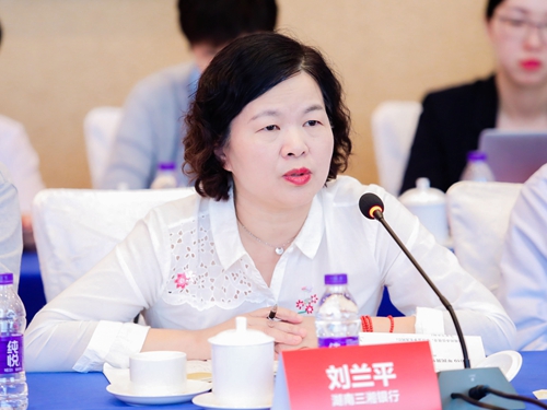 5d1afb937c709.jpg 7.湖南三湘银行刘兰平监事长发布《民营银行监事长宣言》.jpg