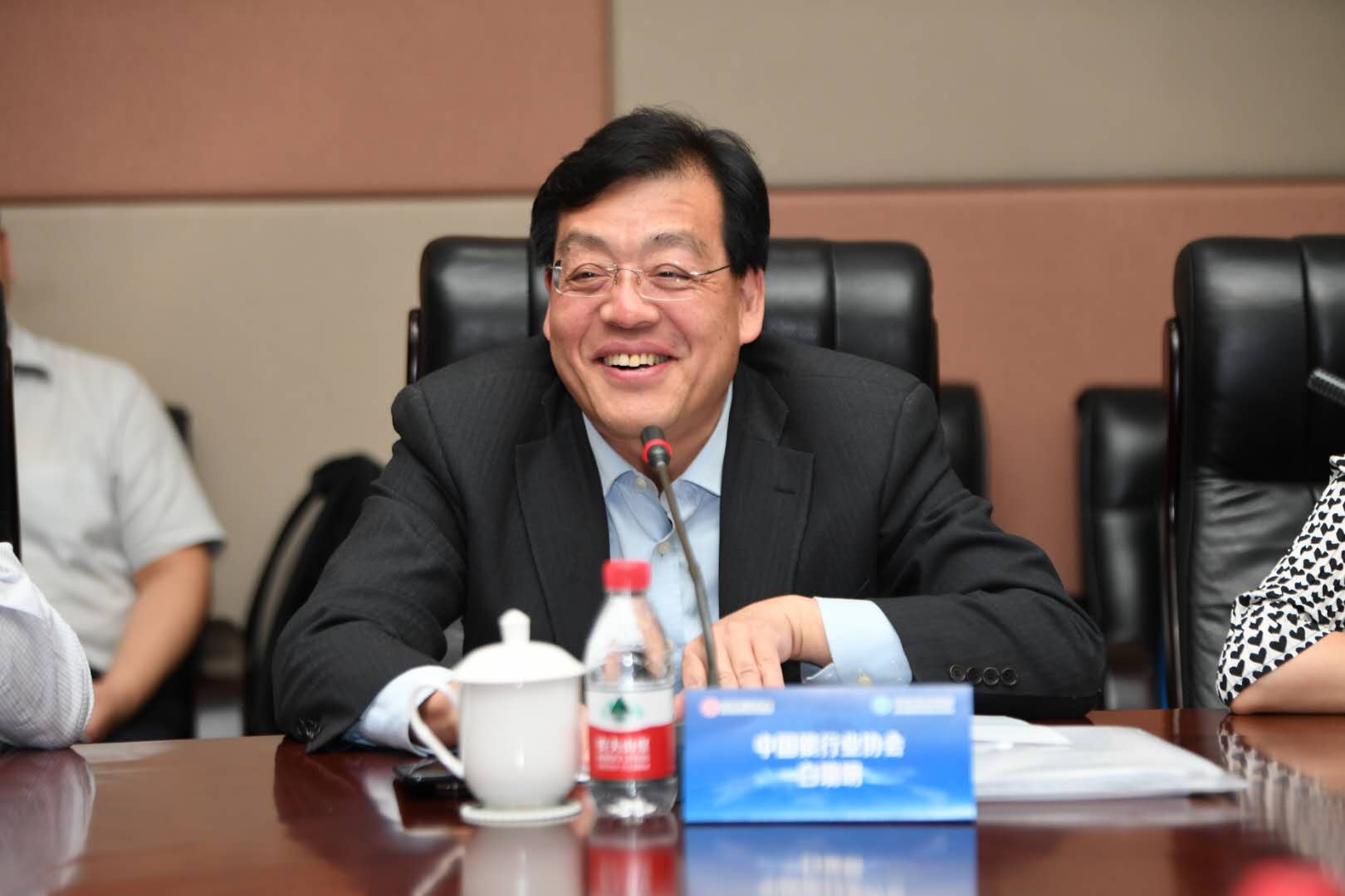 5d1d773f3b65c.jpg 1.中国银行业协会副秘书长白瑞明发表讲话.jpg