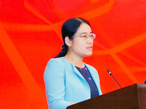 5d42a507d8a73.jpg 城商行委员会办公室主任叶晴主持主题讲座.jpg