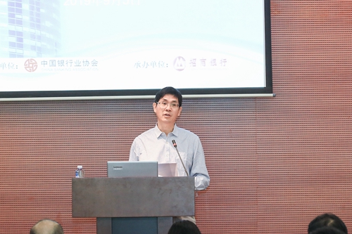 5d8334ea2d059.jpg 2.中国银保监会消保局祝春光调研员做工作指导.jpg