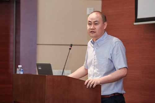 5d8334eff0b1c.jpg 3.中国银保监会法规部姚戈副处长做工作指导.jpg