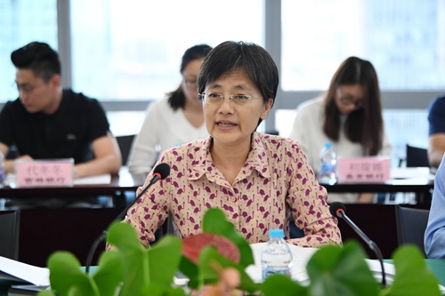 中国人民银行研究局匡小红副巡视员对课题进行评审.jpg