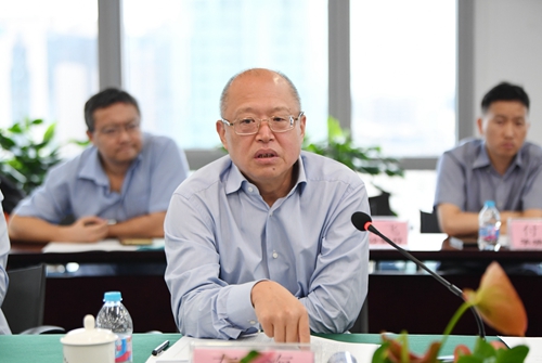 鄂尔多斯银行左中海行长对课题进行评审.jpg