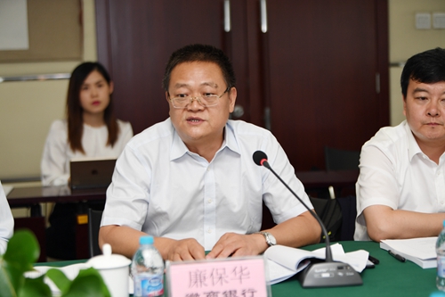 课题牵头行徽商银行廉保华董秘介绍课题情况.jpg