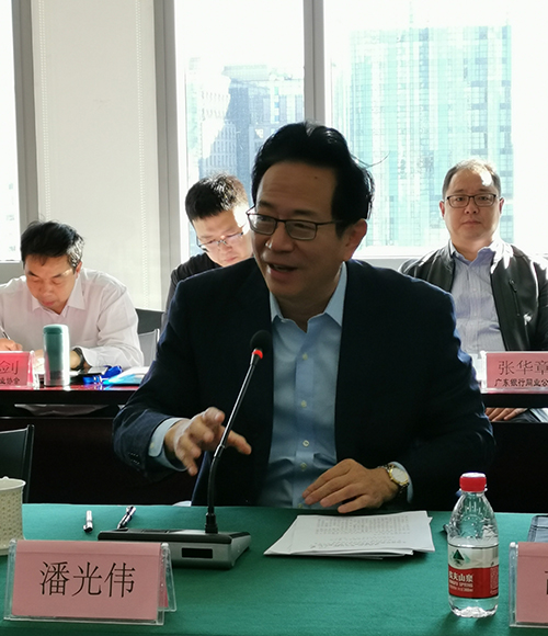 5dbbf2ca38a7f.jpg 中国银行业协会党委书记、专职副会长潘光伟出席会议并讲话.jpg