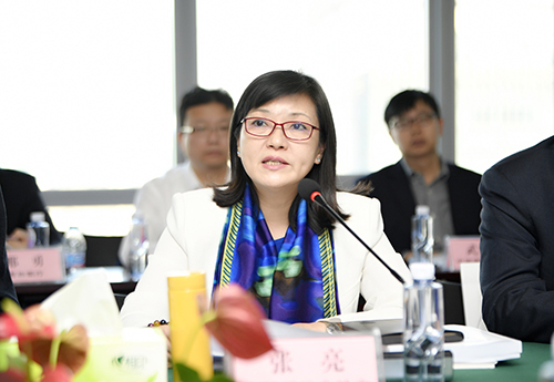 中国银行业协会副秘书长兼城商行工作委员会专职副主任张亮主持会议.jpg