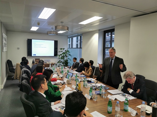 3.英国投资协会国际事务高级政策顾问Richard Normington授课.jpg