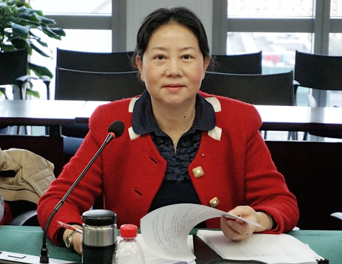 4.中银协总监、财委会办公室主任艾亚萍主持会议.jpg