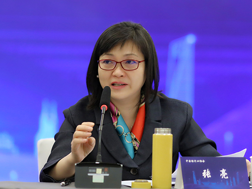 1.中国银行业协会副秘书长张亮主持第一阶段会议.jpg