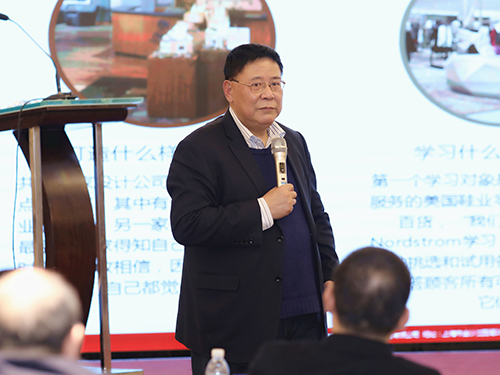 7.广发银行原副行长金海腾授课.jpg