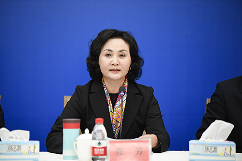 图2中国银行业协会党委委员、代理秘书长张芳主持会议.jpg