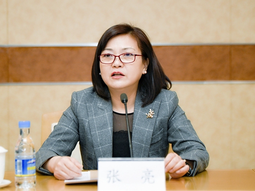 2.中国银行业协会副秘书长张亮主持培训会.jpg