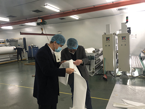 2 海宁农商银行员工积极走访辖内外贸企业，了解融资需求，并送上贷款授信，全力支持企业复工复产。.jpg