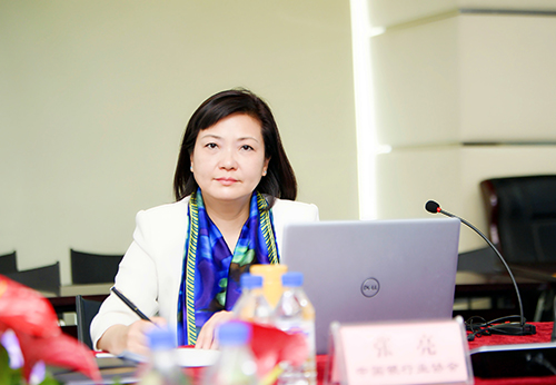 1.中国银行业协会副秘书长张亮主持会议.jpg
