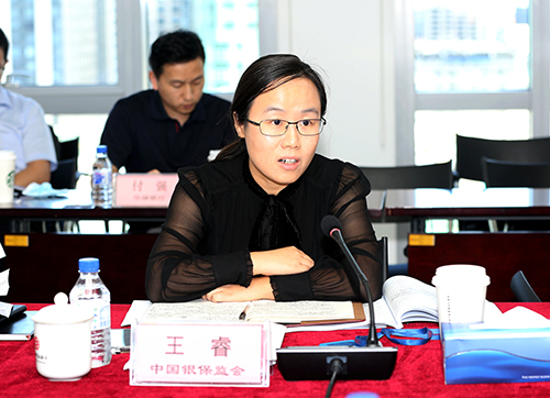 序号3：中国银保监会城市银行部风险分析处处长王睿对课题进行评审.jpg