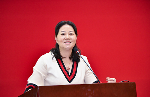 6.中银协总监艾亚萍主持培训.jpg