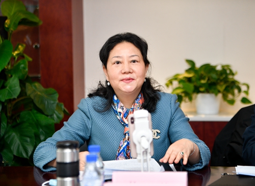 2.中银协总监、财委会办公室主任艾亚萍主持会议.jpg