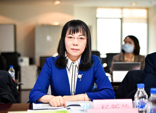 4.农银理财有限责任公司副总裁杨新兰汇报课题成果.jpg