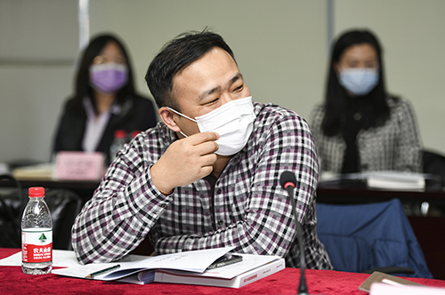 6.银保监会财会部司振强处长参加讨论.jpg