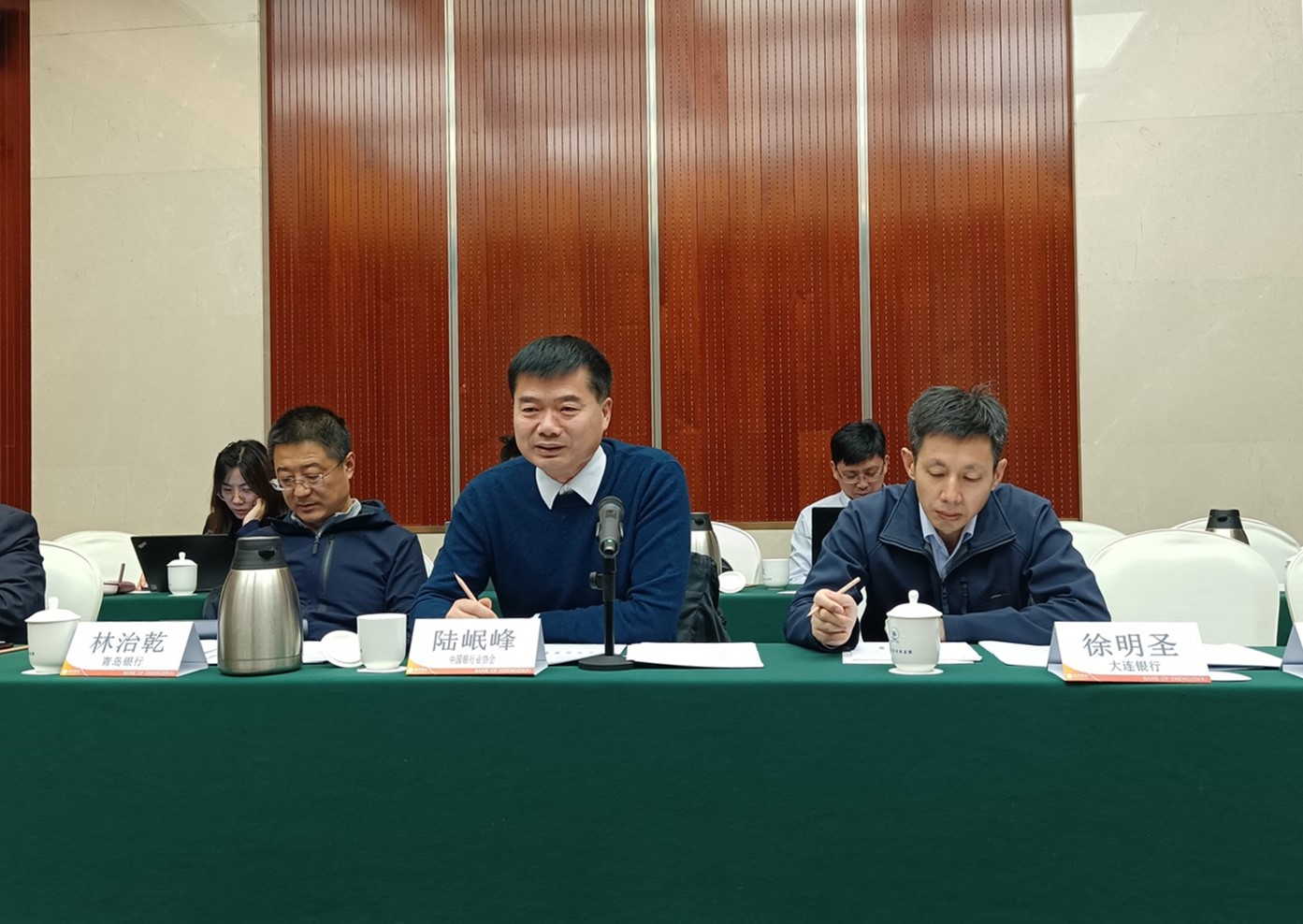 序号1：中国银行业协会城商行工作委员会办公室主任陆岷峰主持会议并指导写作.jpg