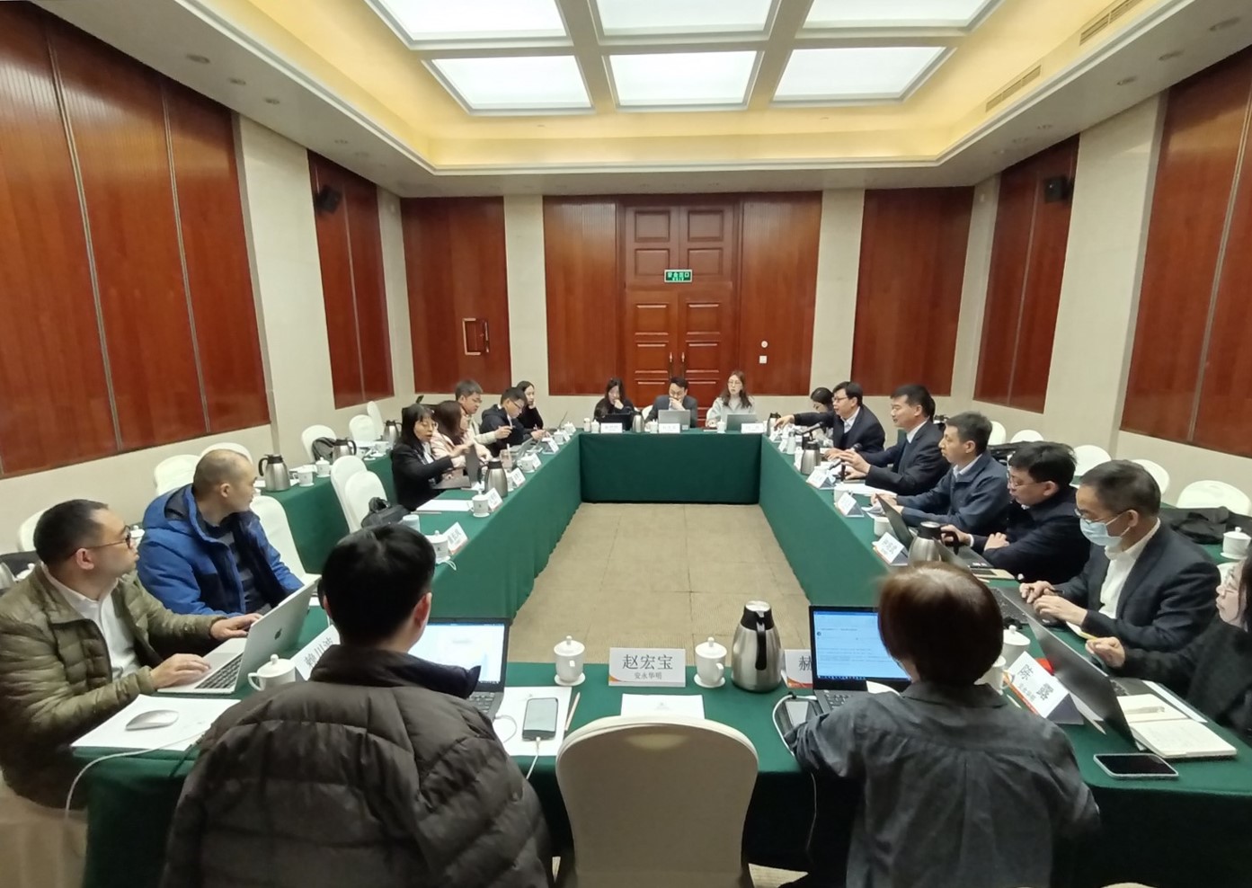 序号3：《城商行发展报告（2021）》封闭写作会议现场.jpg