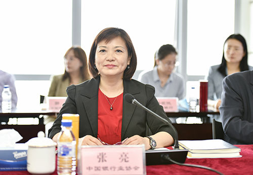2.中国银行业协会副秘书长张亮主持会议.jpg