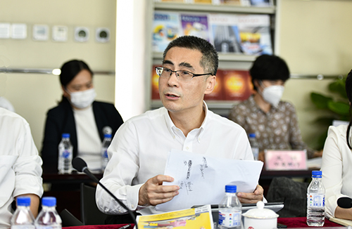 8.中国农业银行董事会办公室主任施华强出席会议并发言.jpg