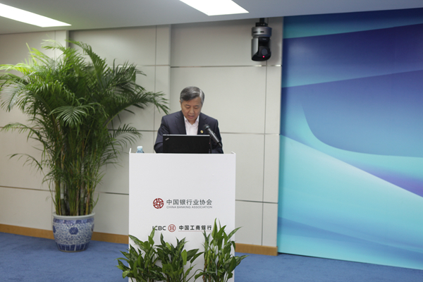 12.恒丰银行行长助理杨强发表自律公约签约倡议_副本.jpg