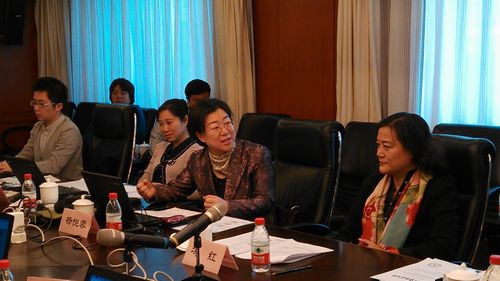 2.保理专业委员会常务副主任、上海浦东发展银行贸易与现金管理部副总经理杨悦蓉主持会议.jpg 2.保理专业委员会常务副主任、上海浦东发展银行贸易与现金管理部副总经理杨悦蓉主持会议.jpg