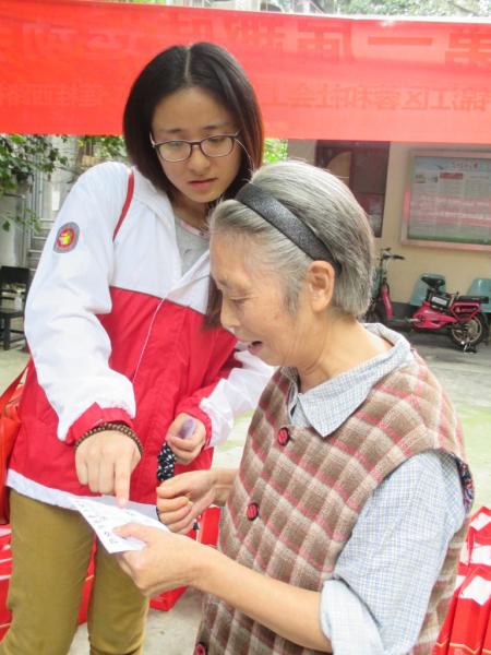 东亚中国义工为老人讲解基础理财知识.JPG 东亚中国义工为老人讲解基础理财知识.JPG