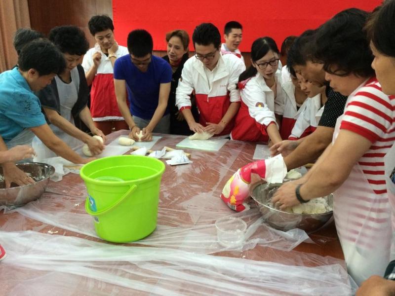 东亚中国义工们与老人们一起擀饺子皮.JPG 东亚中国义工们与老人们一起擀饺子皮.JPG