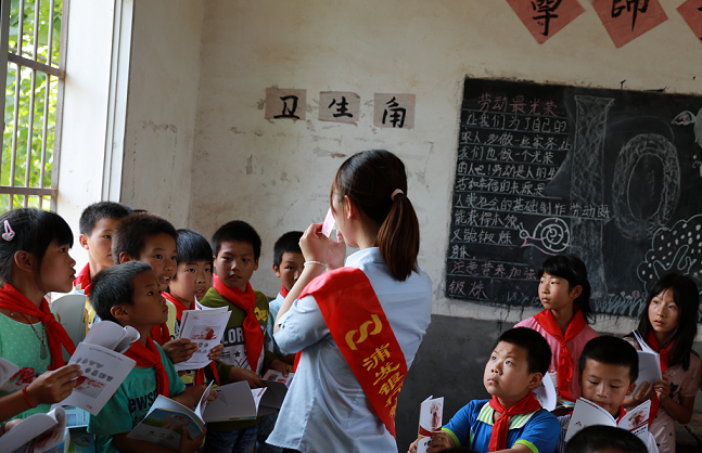 赣州分行志愿者将金融知识送进希望小学.png