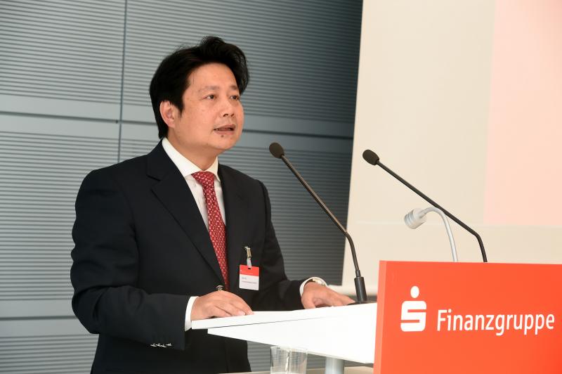 1-银监会城市银行部主任凌敢致辞.jpg