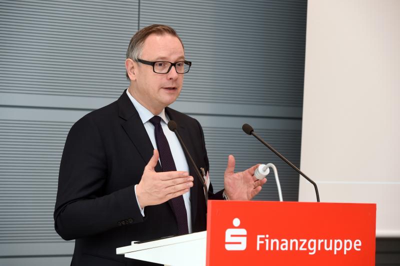 2-德国储蓄银行协会主席Georg Fahrenschon讲话.jpg