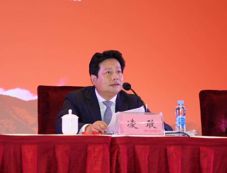 1Z9A8679－中国银监会城市银行监管部凌敢主任出席会议并主持.jpg