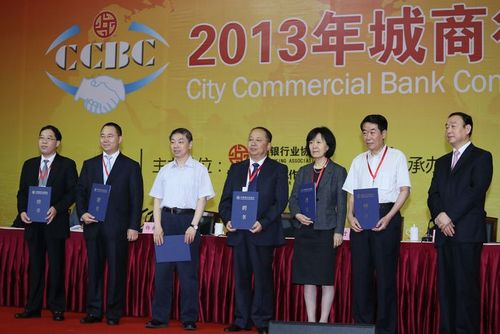 7 第一届常委会主任闫冰竹为常委颁发聘书.jpg