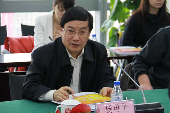 1中国银行业协会专职副会长杨再平出席并主持评审会议_副本.jpg