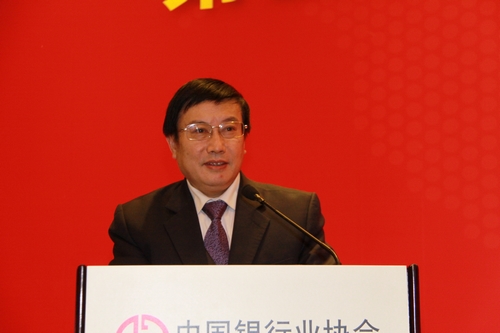 1.中国银行业协会杨再平专职副会长宣读《中国银行业声誉风险管理联席会第三届常委会轮值主席单位和轮值主席、常务副主席、副主席的议案》,并做总结讲话.JPG 1.中国银行业协会杨再平专职副会长宣读《中国银行业声誉风险管理联席会第三届常委会轮值主席单位和轮值主席、常务副主席、副主席的议案》,并做总结讲话.JPG