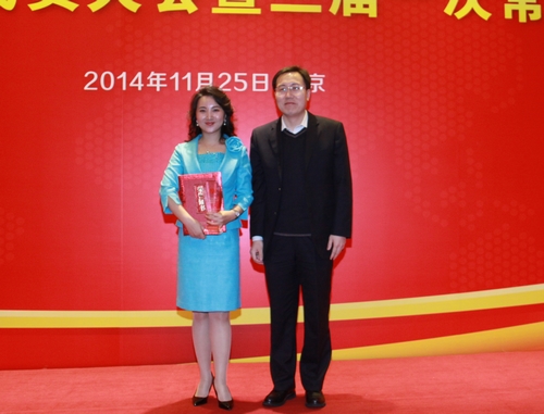 14.光大银行党委委员、董事会秘书蔡允革为优秀联席会常委会办公室主任颁奖.JPG 14.光大银行党委委员、董事会秘书蔡允革为优秀联席会常委会办公室主任颁奖.JPG