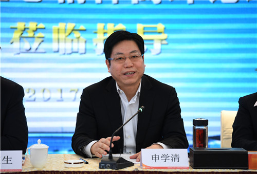2郑州银行行长申学清介绍银行发展情况.jpg 2郑州银行行长申学清介绍银行发展情况.jpg